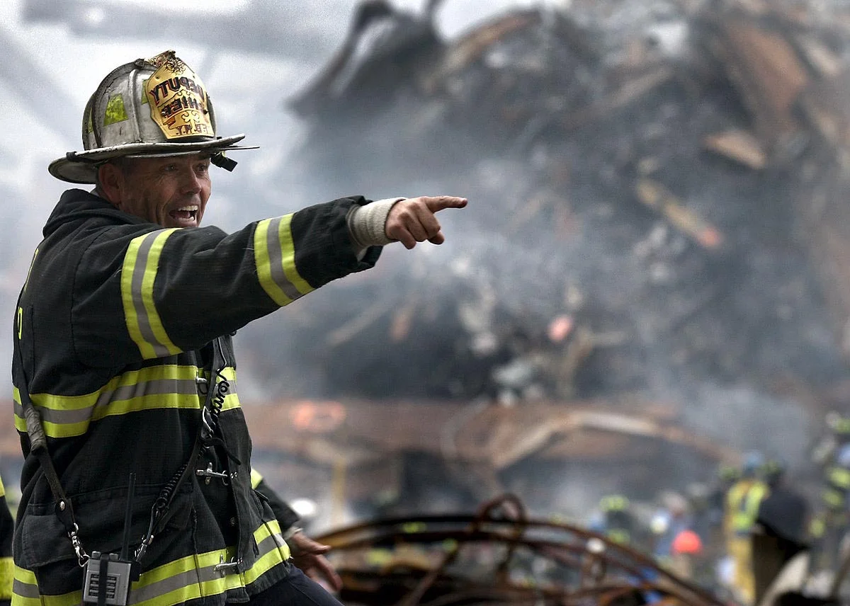 Bombero en la ambientación de 11S Escape Room