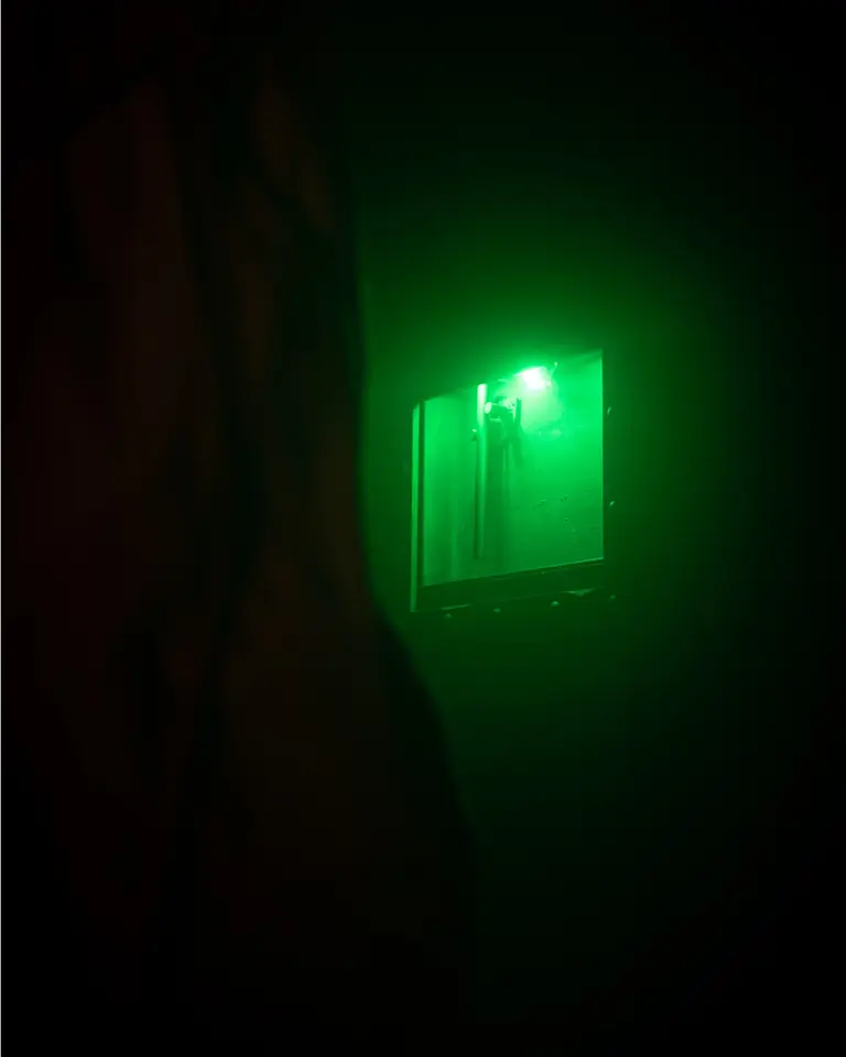 Iluminación verde dentro de la cabaña de Slasher Party