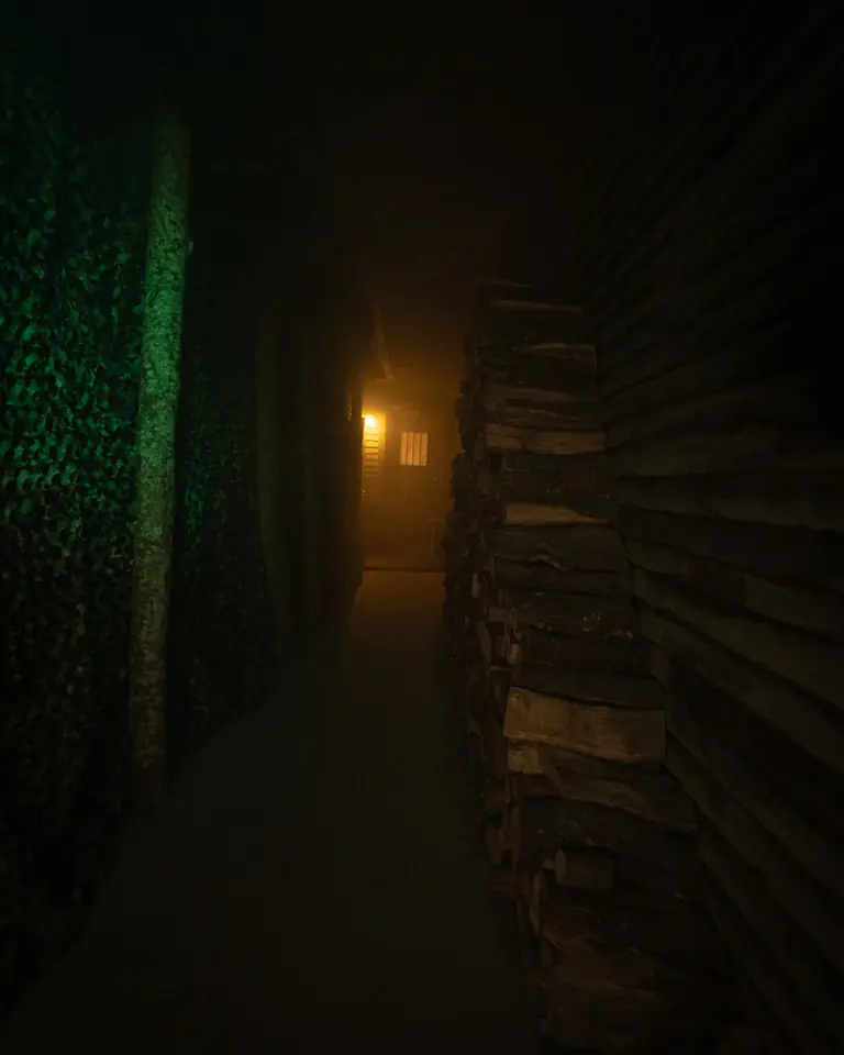 Interior de la cabaña de Slasher Party, escape room en Barcelona