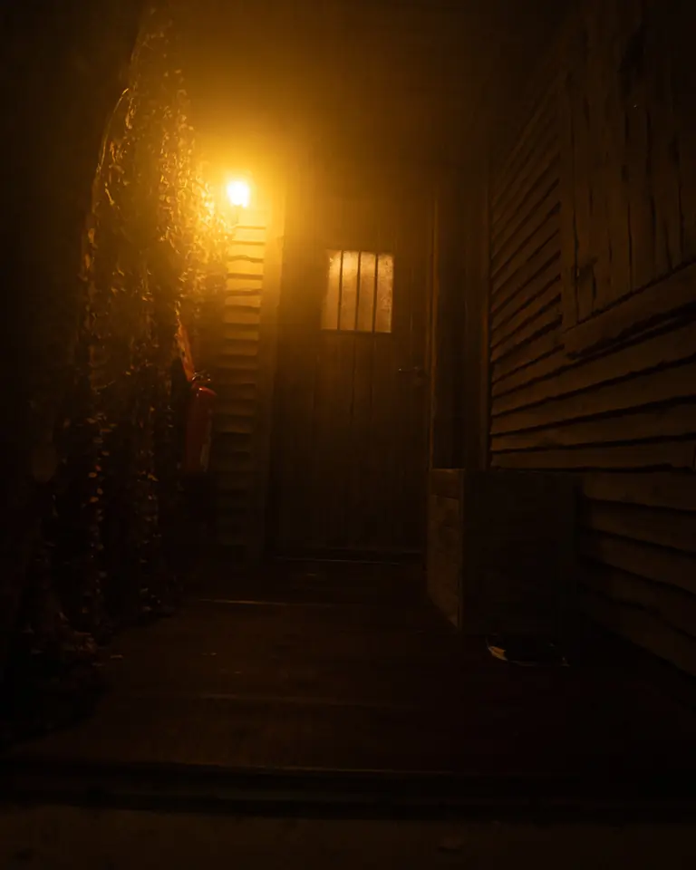 Pasillo de madera de Slasher Party, escape room en Barcelona
