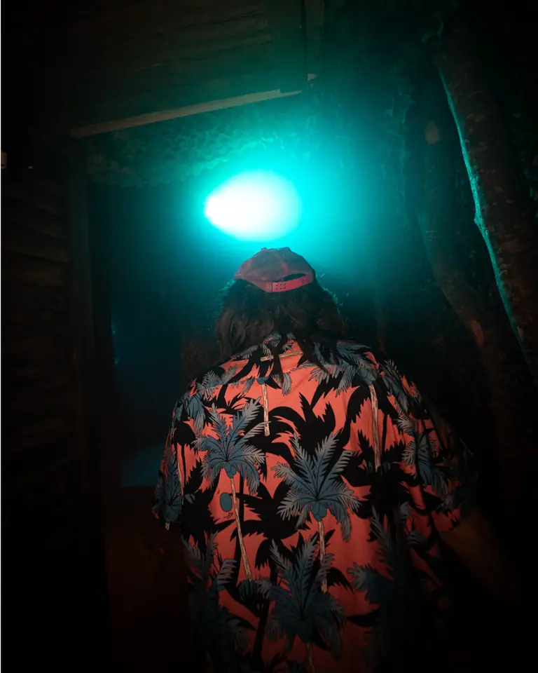 Personaje dentro de la cabaña de Slasher Party, escape room en Barcelona